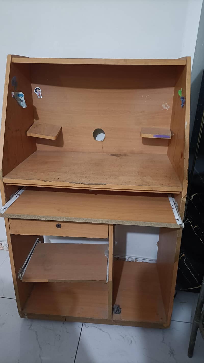 COMPUTER TABLE GOOD CONDITION 7/10 2