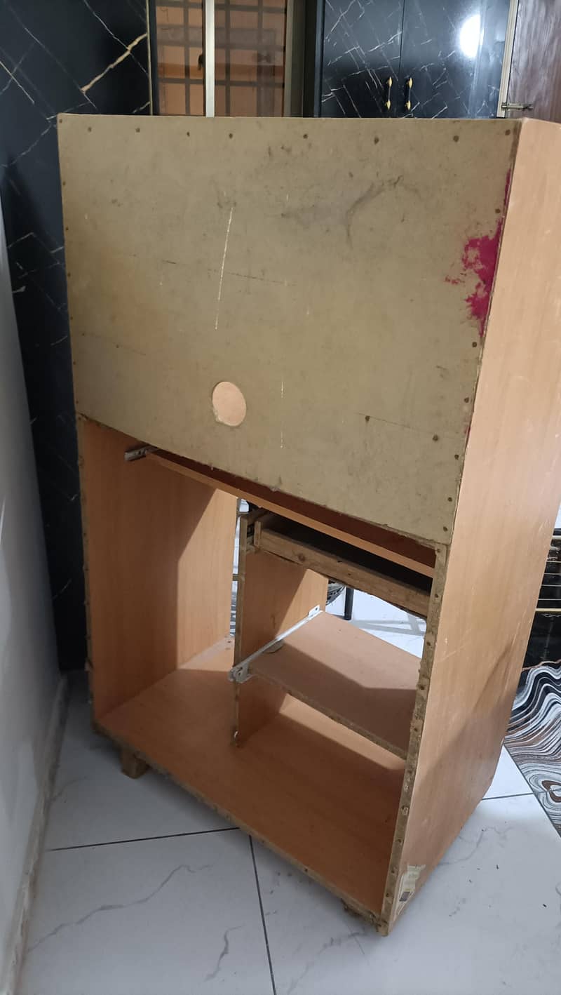COMPUTER TABLE GOOD CONDITION 7/10 3