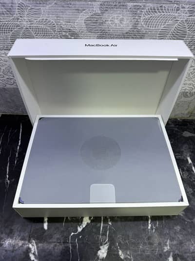 MacBook Air M2 2O22 13 inch 8GB 256GB Open Box 5 times used warranty