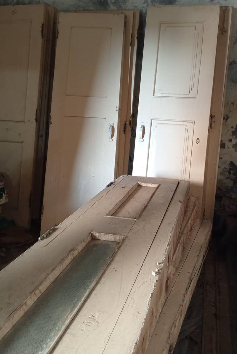 لکڑی کے مضبوط دروازے اور چوکھٹیں برائے فروخت کہوٹہ راولپنڈی 1