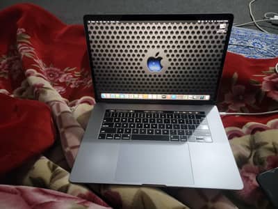 MacBook Pro 2018 core i7 16inch 16GB/512gb 4GB GPU 10/10