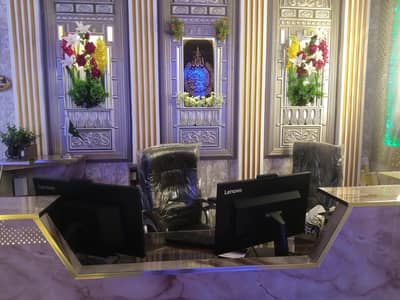 i need good looking and good person customers realtion and manger in