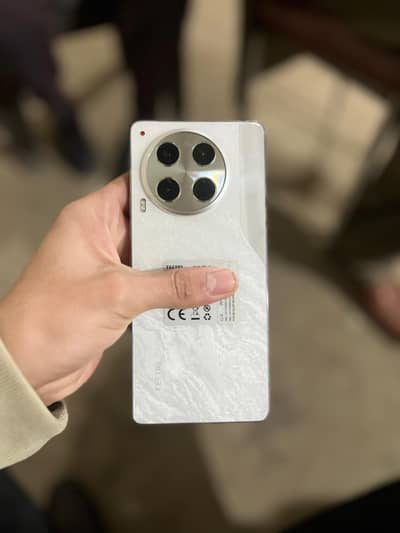 tecno camon 30 12 GB RAM wala hai 256 memory charger nahihaisirfboxha