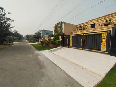 1 Kanal Corner Hot Location Plot For Sale