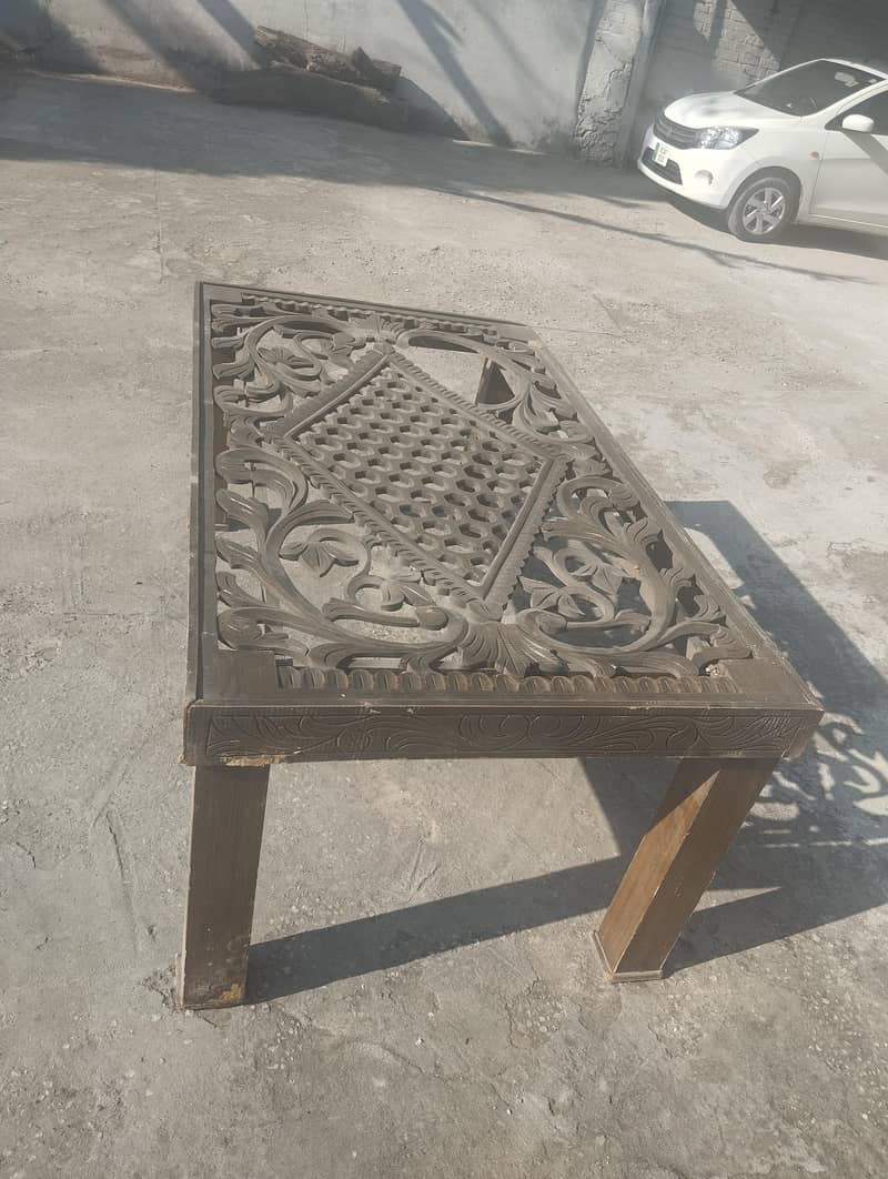 used dining table slightly damaged 0