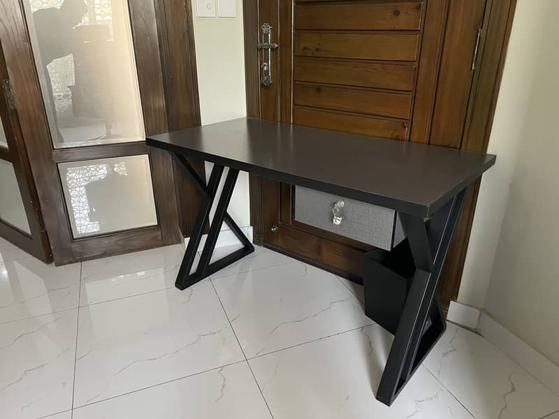 Modern sleek study table 3