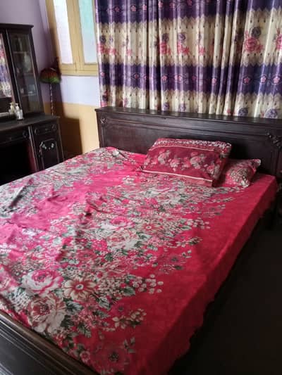 Bad and dressing table