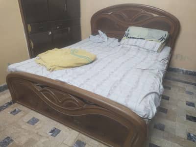 full lakri ka bana hua hai bed mujhe sale karna hai bed hai