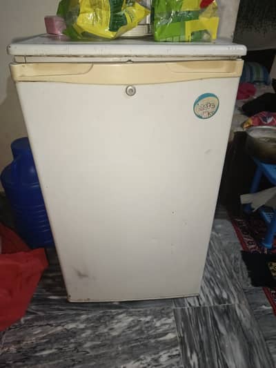 Refrigerator single door