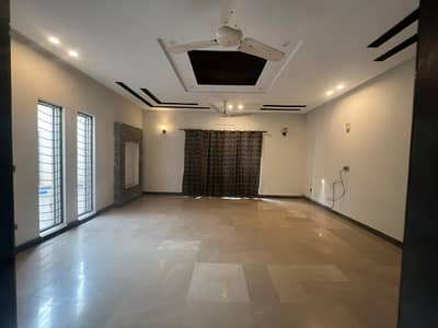 01 KANAL DESIGNER LUXURY UPPER PORTION AVAILABLE FOR RENT