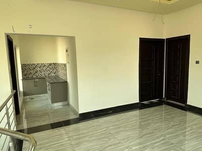 3Bed DDL 125sq yd Villa FOR SALE at ALI BLOCK All amenities nearby including MOSQUE, General Store & Parks