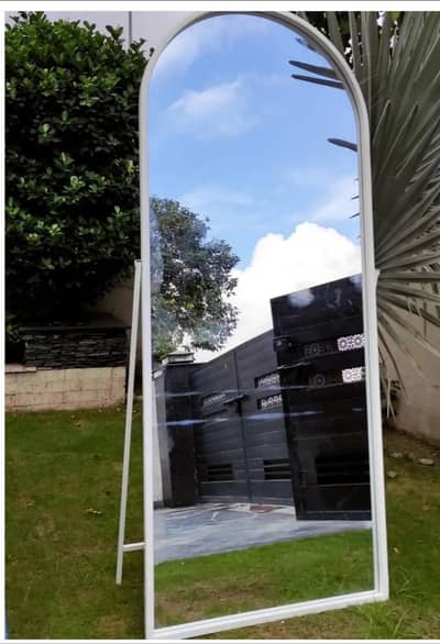 White standing mirror