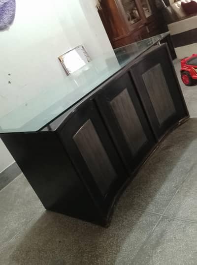 beautiful office table in good condition