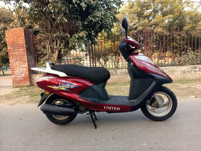 United Scooty 100 CC petrol 5500 km driven only like new scooty