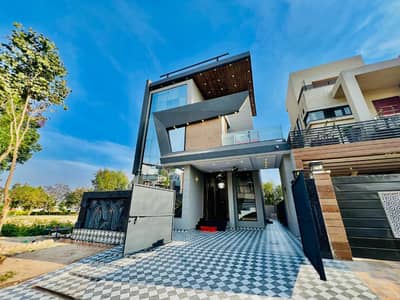 10 Marla Ultra-Modern Brand New House for Sale