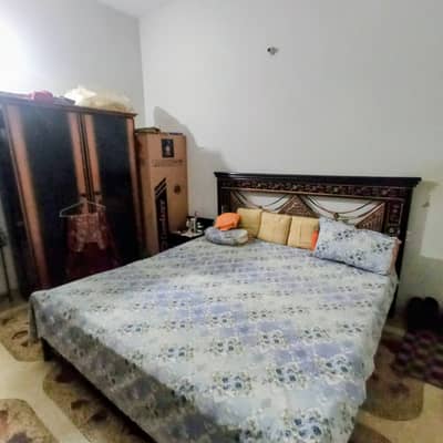 SECTOR 11/B SECOND FLOOR WITH ROOF AND SEHAN Parking available guard available NORTH KARACHI