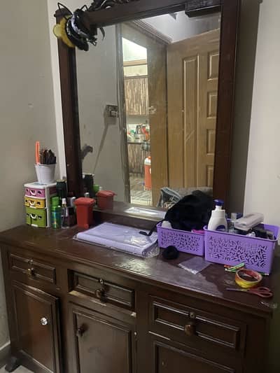 Dressing table ,fully wooded ,no scratch