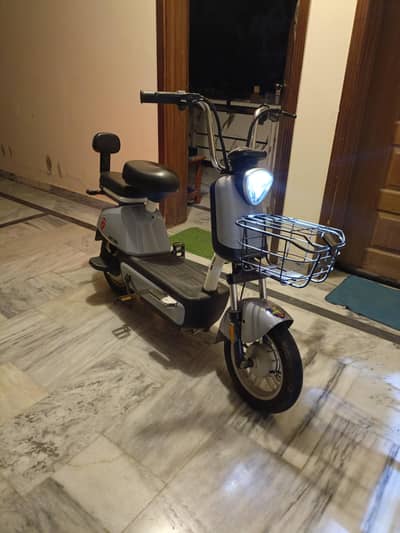 Metro Yadea LY Superbike 400 watts 75 to 80 kms in one charge for sale