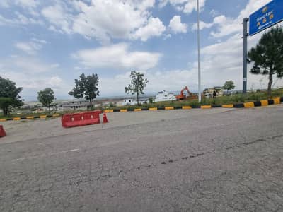 Road 1 BLVD Corner 1 Kanal Plot For Sale Near To Possession Developed Cutting