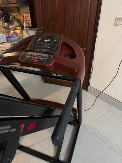 TREADMILL UAE IMPORTED HOME SLIGHTLY USED WITH INCLINE OPTION