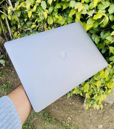 MacBook Pro 2019 32/512 15" inch Core i9 4GB Graphic Card Touch Bar/iD