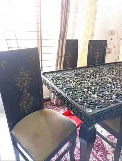 dining table in good condition