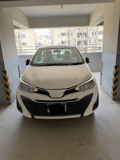 Toyota Yaris Ativ x 1.5 cvt-i Auto white