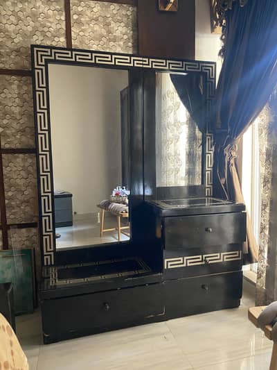 Stylish Wooden Dressing Table with Large Mirror – Excellent Condition