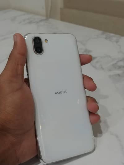 AQUOS R2