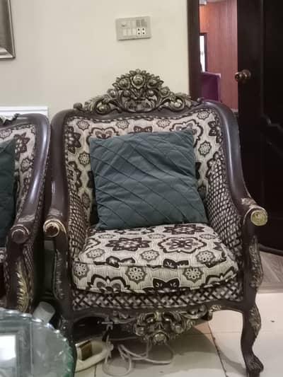 Chinoti sofa carving
