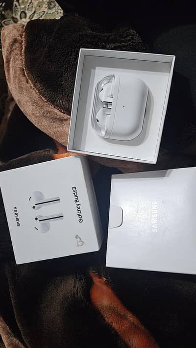 Galaxy Buds 3 like box pack 1 month use only