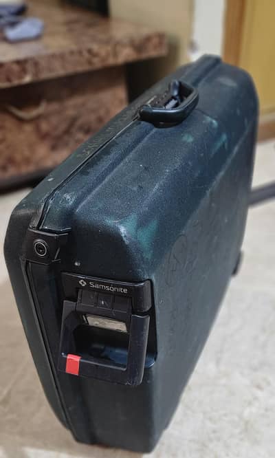 Samsonite large suitcase in very good condition