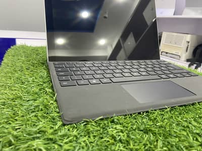 Surface Pro 5 Core i5 Gen 7th 8gb ram 256gb ssd 4gb Intel graphics