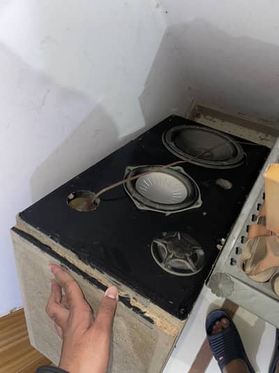 2 (8 inch Speaker) 2 (6 inch Bass) 1 Amplifier