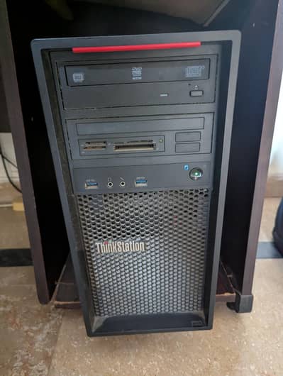 Intel Xeon E3 1231 V3 , 16 gb ram , 4 gb nvidia card .