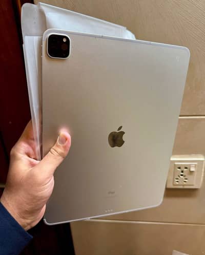 Apple iPad Pro 13” 4TH Generation Silver Colour!