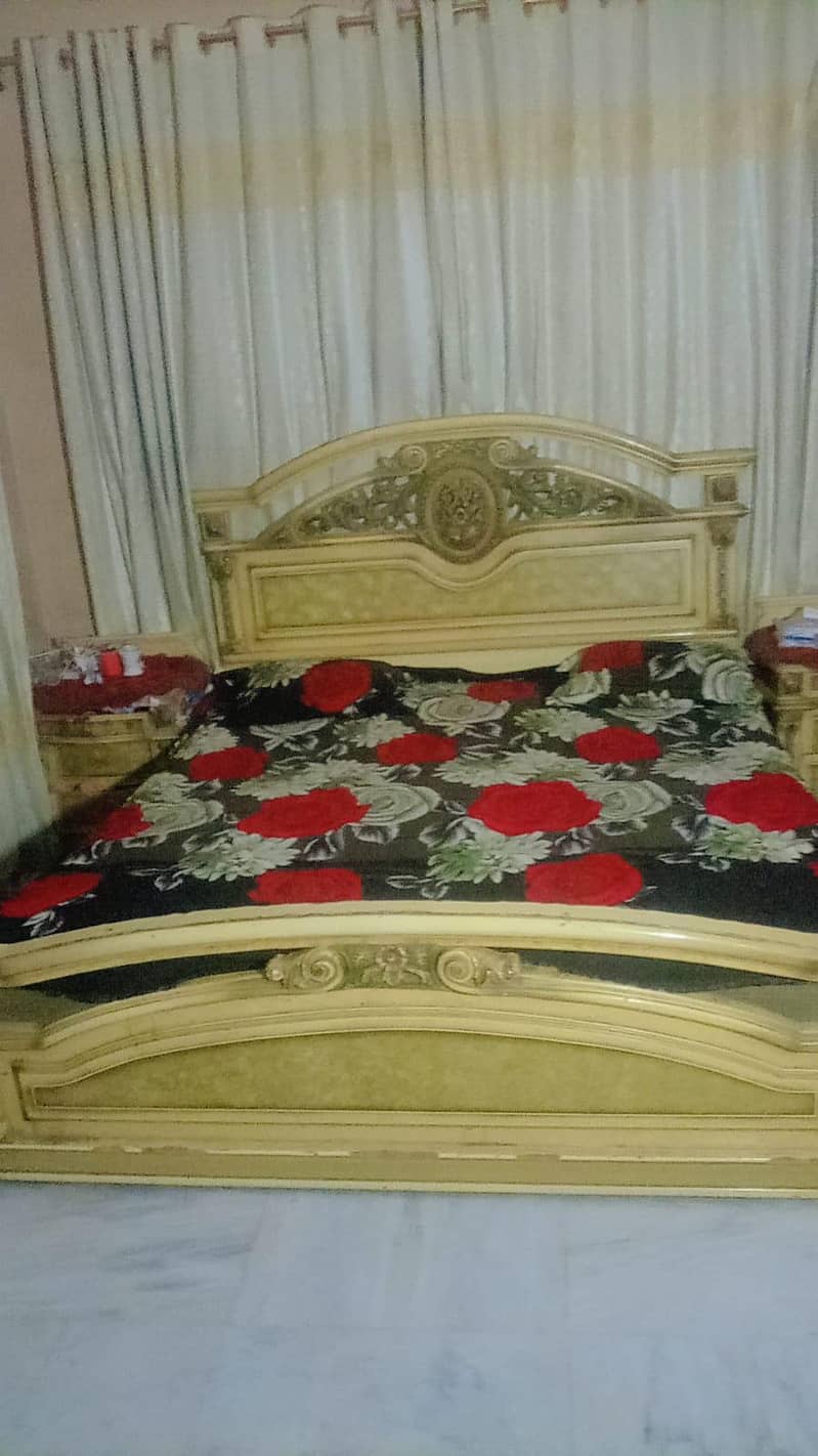 double bed dressing table and side table . . . . . . . . . . . . . . . . . . . . . .  . 0