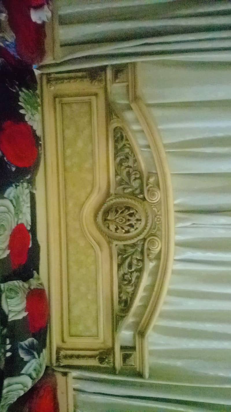 double bed dressing table and side table . . . . . . . . . . . . . . . . . . . . . .  . 1