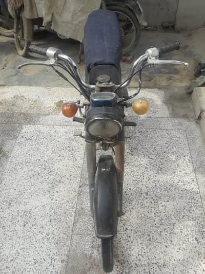 Honda  70cc  modle hy apni genuine condition mi hy