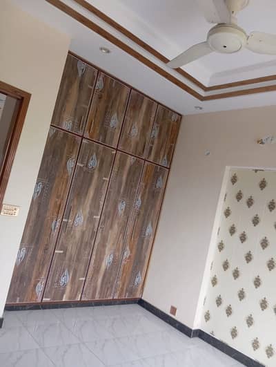 3 MARLA UPPER PORTION LIKE NEW