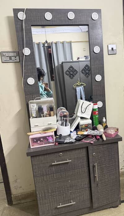 Dressing table with lights