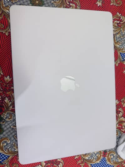 MacBook Air M2 2023 without box