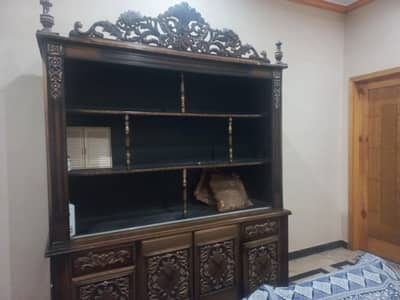 with 2 mirrors showcases  ha oper bed leka ha lakin ya showcases ha