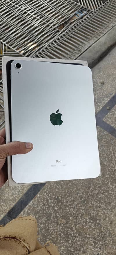 i am sale ipad 10th generation 64gb battery health 94 with box