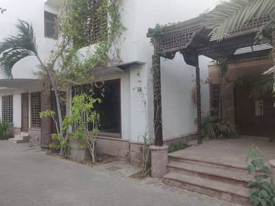 Raazi Road 1300 Square Yards Bungalow For Sale