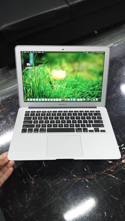 APPLE MACBOOK AIR 2017 WITH 500GB SSD BRAND NEW CONDITION