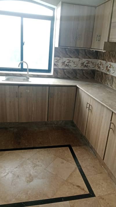 5 MARLA UPPER PORTION LIKE NEW