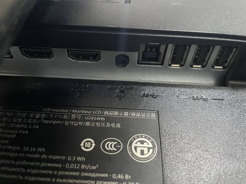 24inch Dell boder less moniter 3