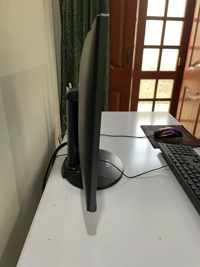 24inch Dell boder less moniter 4
