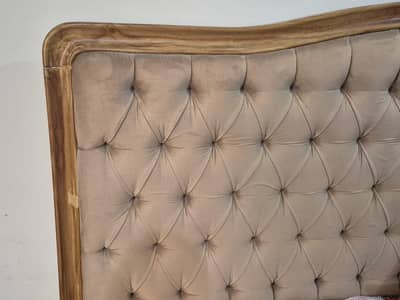 King sized bed with two sides.